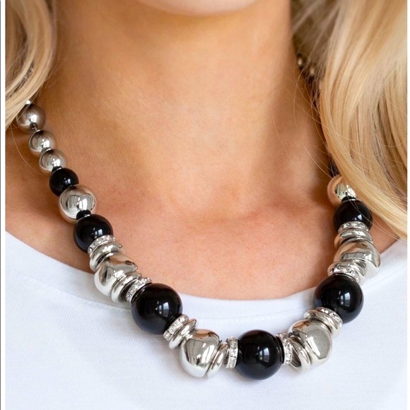 paparazzi Jewelry - Hollywood HAUTE Spot - Black Necklace
